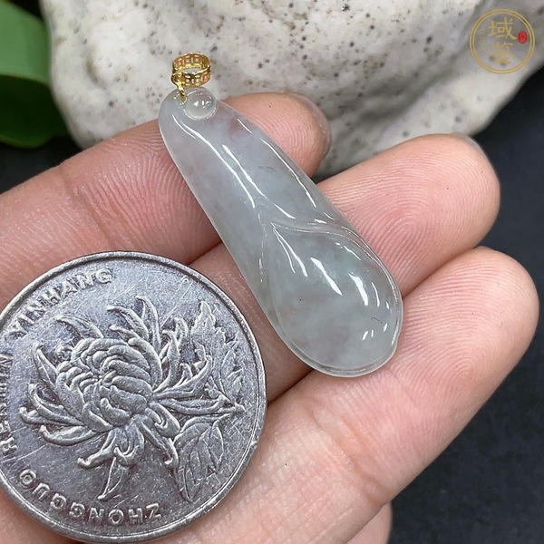 古玩玉器天然翡翠雕刻玉蘭花紋飾掛墜真品鑒賞圖