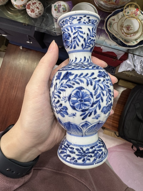 古玩陶瓷花卉紋青花瓶真品鑒賞圖