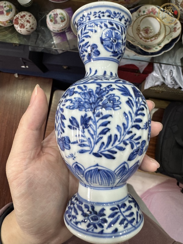 古玩陶瓷花卉紋青花瓶真品鑒賞圖