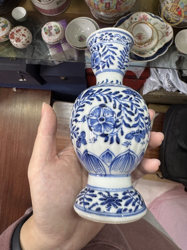 古玩陶瓷花卉紋青花瓶真品鑒賞圖