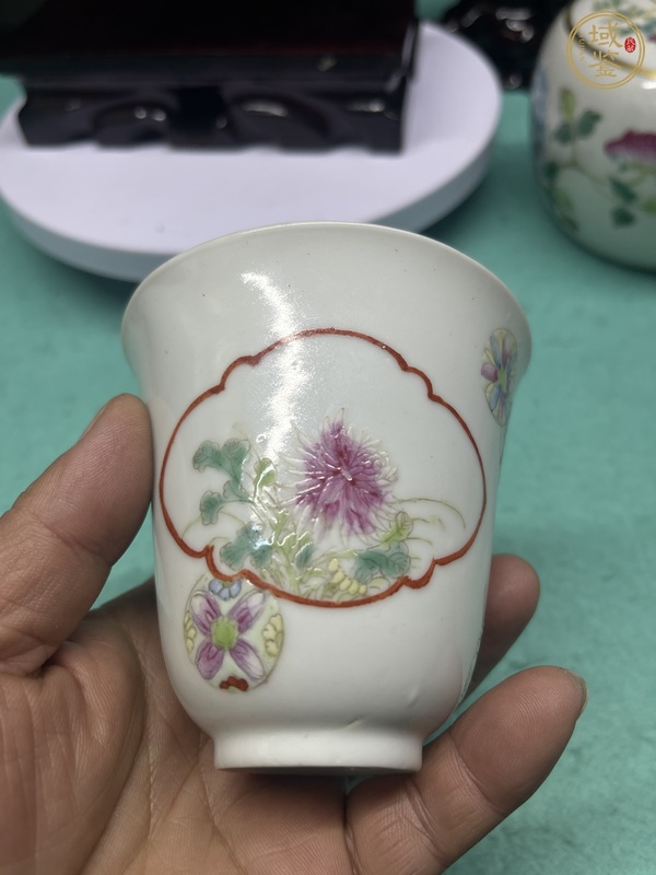 古玩陶瓷花卉紋粉彩杯真品鑒賞圖