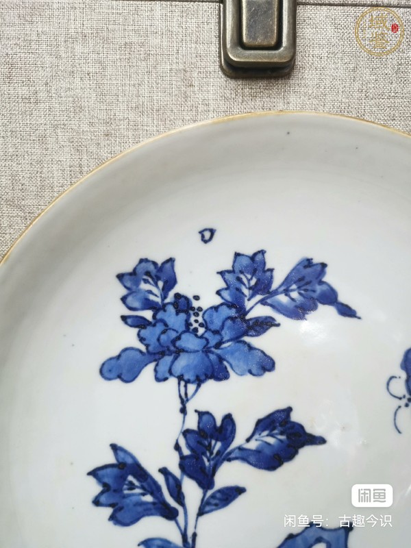 古玩陶瓷明末清初 青花花卉紋盤真品鑒賞圖