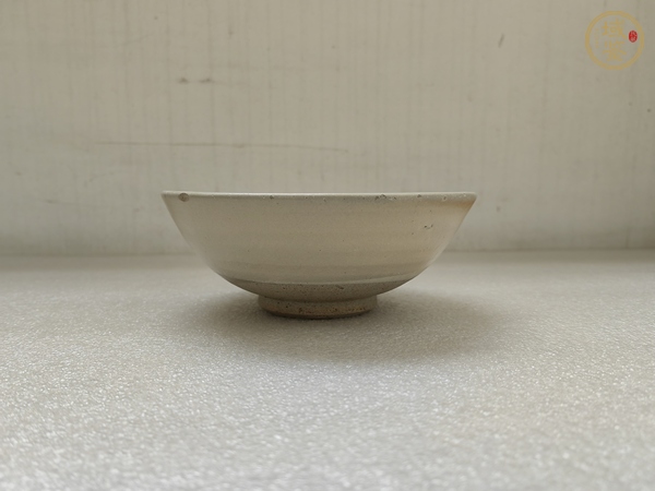 古玩陶瓷磁州窯淺黃釉茶碗真品鑒賞圖