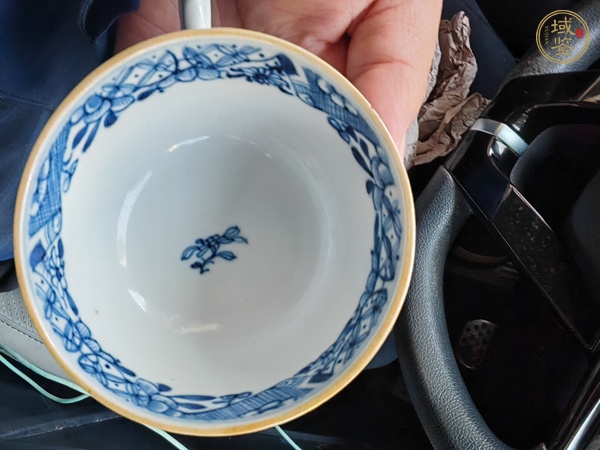 古玩陶瓷青花花卉紋把杯真品鑒賞圖