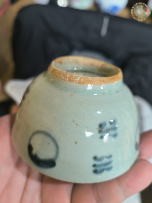 古玩陶瓷豆青釉青花八卦紋杯真品鑒賞圖