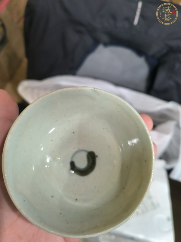 古玩陶瓷豆青釉青花八卦紋杯真品鑒賞圖