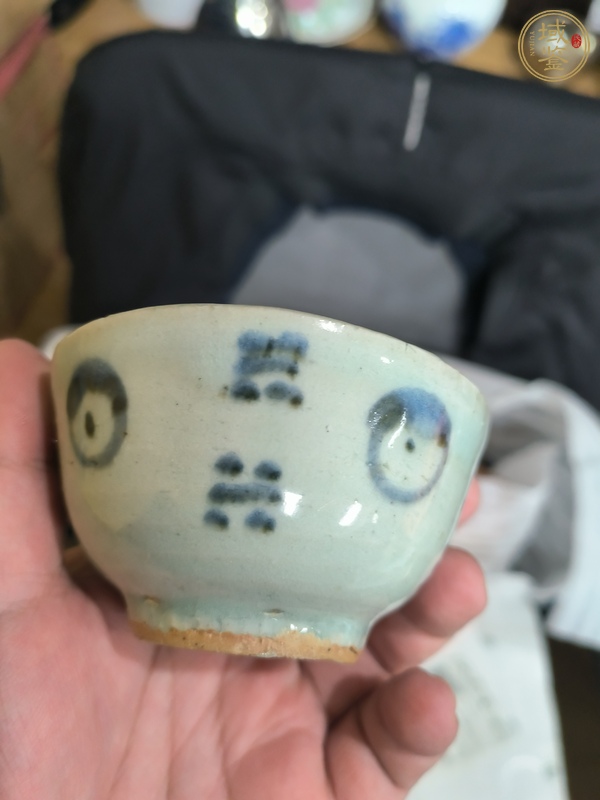 古玩陶瓷豆青釉青花八卦紋杯真品鑒賞圖