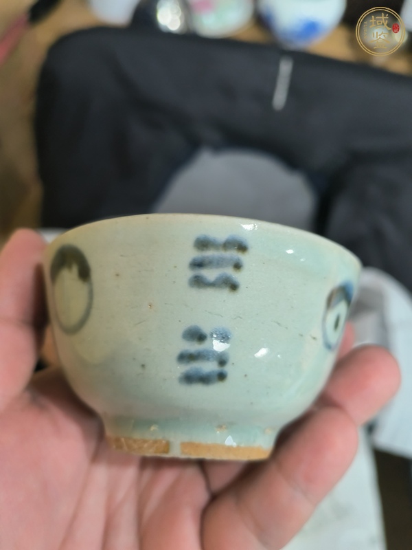 古玩陶瓷豆青釉青花八卦紋杯真品鑒賞圖