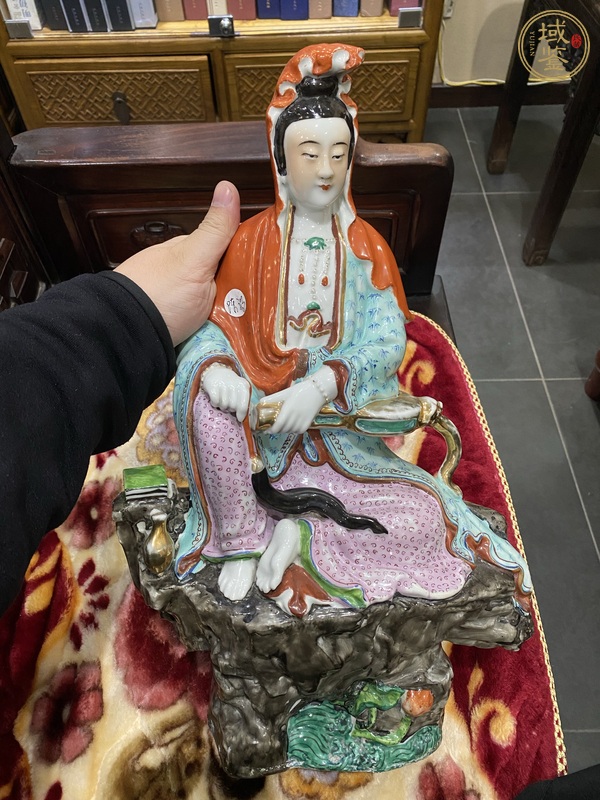 古玩陶瓷粉彩觀音雕像真品鑒賞圖