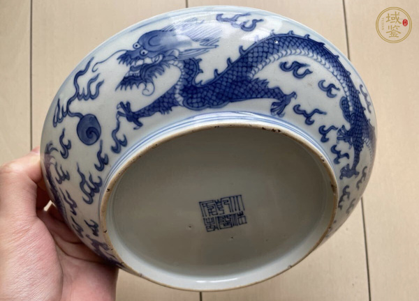 古玩陶瓷青花龍紋臥盤真品鑒賞圖