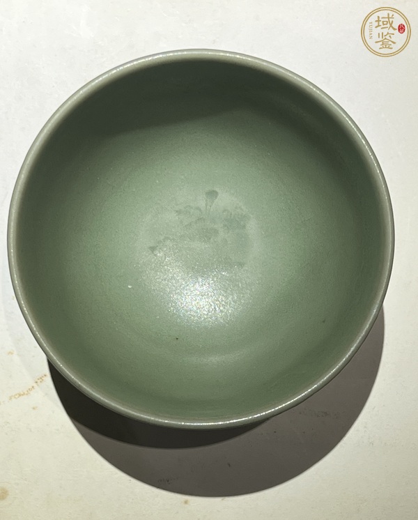 古玩陶瓷龍泉青瓷花卉紋茶碗真品鑒賞圖