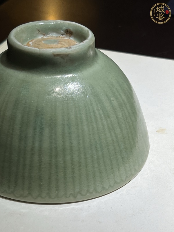 古玩陶瓷龍泉青瓷花卉紋茶碗真品鑒賞圖