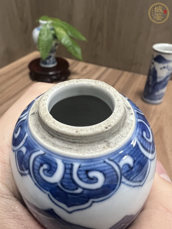 古玩陶瓷青花披肩留白花卉紋小罐真品鑒賞圖