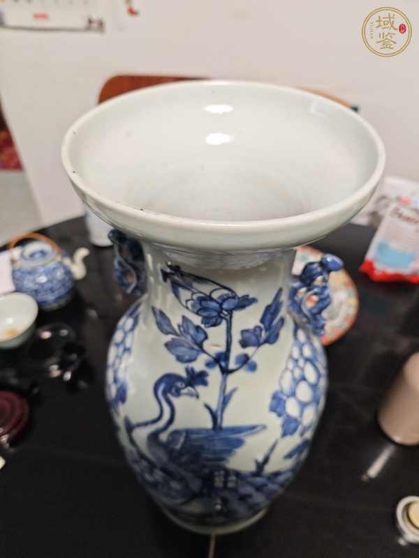 古玩陶瓷晚清豆青青花瓶真品鑒賞圖