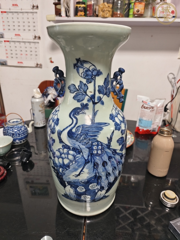 古玩陶瓷晚清豆青青花瓶真品鑒賞圖