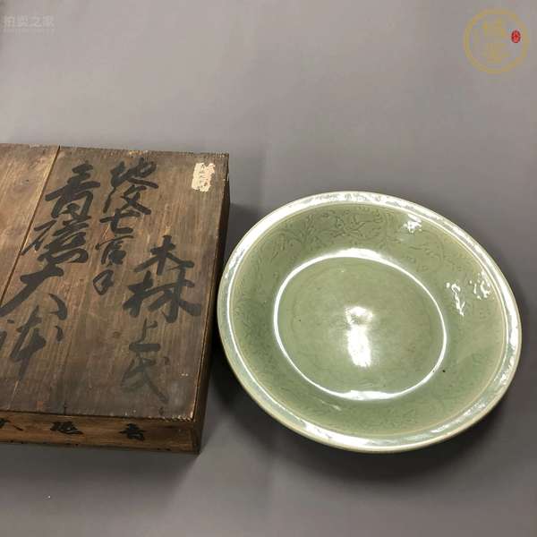 古玩陶瓷龍泉青瓷刻花折沿盤真品鑒賞圖