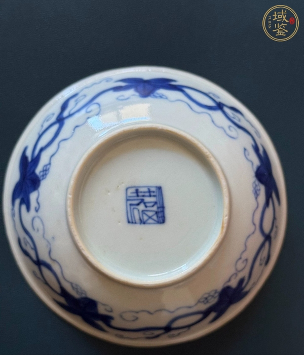 古玩陶瓷青花趕珠龍紋花口盤真品鑒賞圖