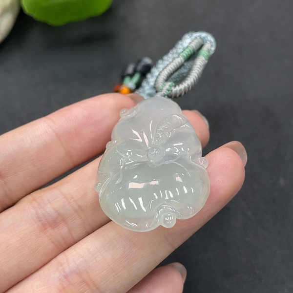 古玩玉器119天然翡翠荷花題材掛件拍賣,當前價格270元