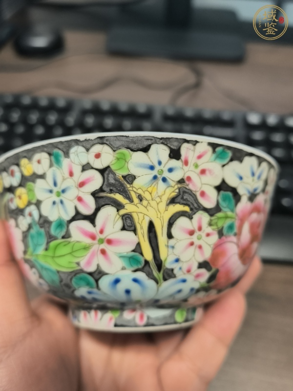 古玩陶瓷墨地粉彩百花不落地紋茶碗真品鑒賞圖