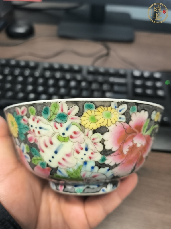 古玩陶瓷墨地粉彩百花不落地紋茶碗真品鑒賞圖