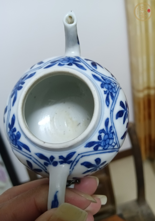 古玩陶瓷花卉紋青花執(zhí)壺真品鑒賞圖