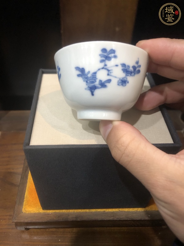 古玩陶瓷花卉紋青花杯真品鑒賞圖