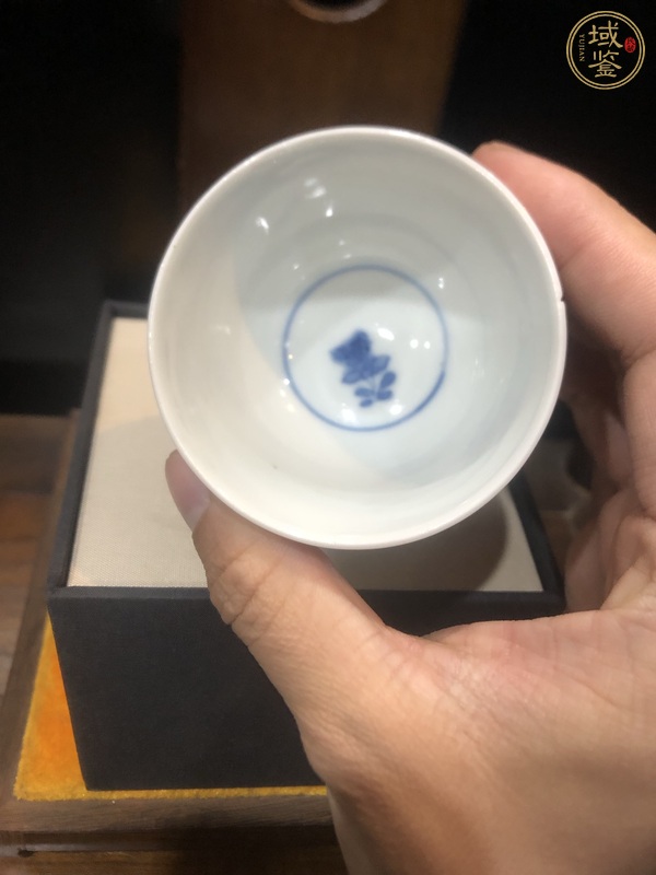 古玩陶瓷花卉紋青花杯真品鑒賞圖