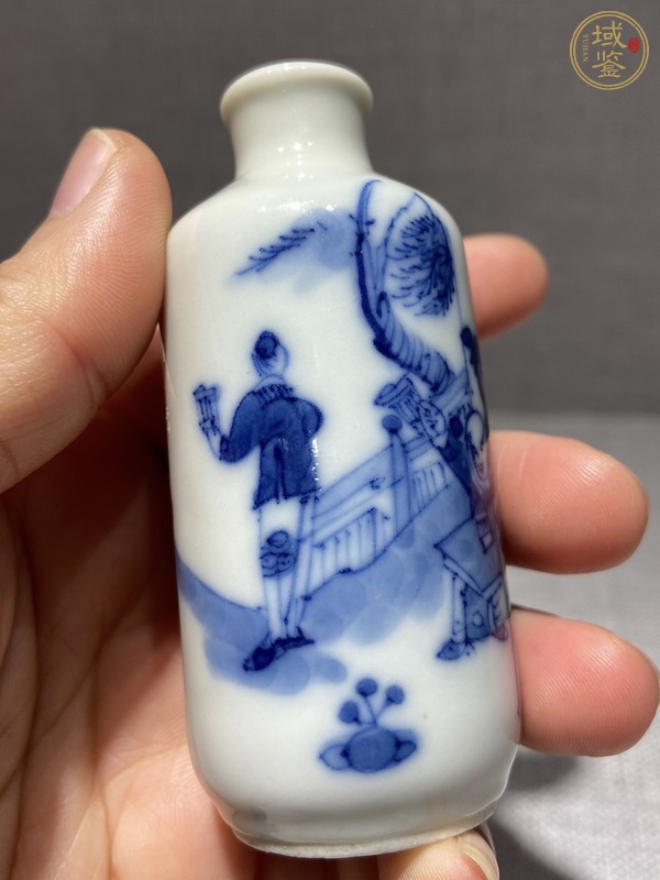 古玩陶瓷三娘教子圖青花鼻煙壺真品鑒賞圖