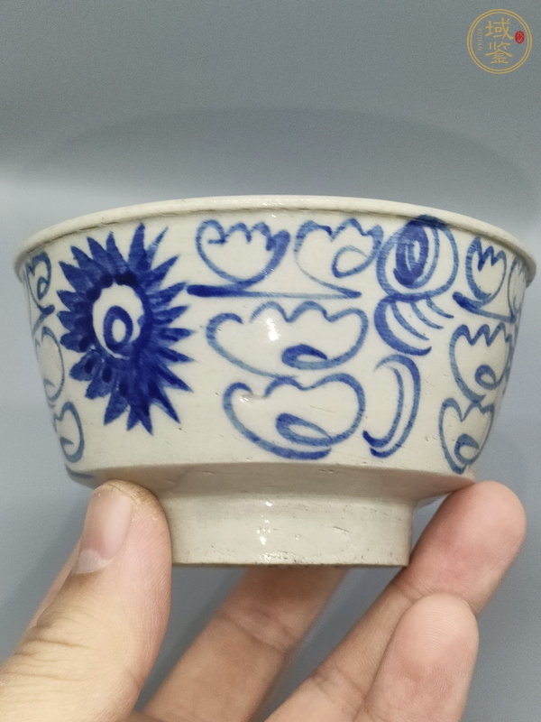 古玩陶瓷青花纏枝花卉紋茶碗真品鑒賞圖