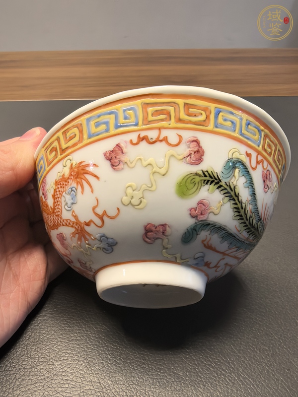 古玩陶瓷粉彩龍鳳紋茶碗真品鑒賞圖