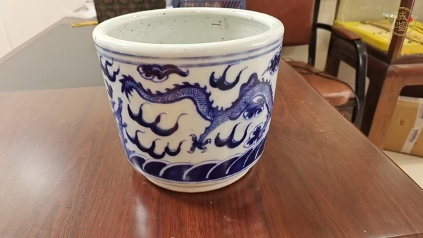 古玩陶瓷青花趕珠龍紋香爐真品鑒賞圖