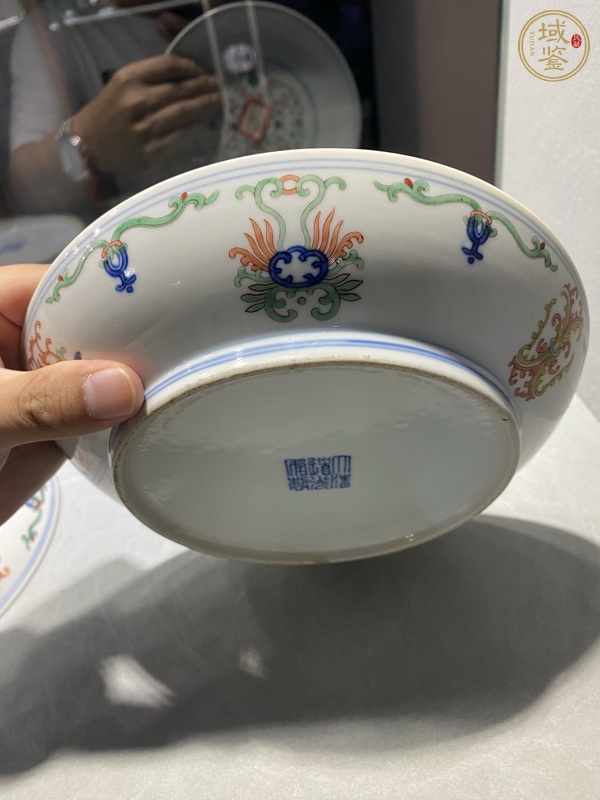 古玩陶瓷看圖看清道光青花五彩忍冬紋盤真品鑒賞圖