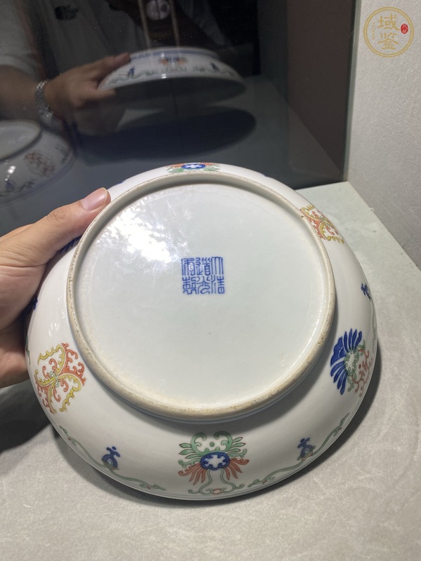 古玩陶瓷看圖看清道光青花五彩忍冬紋盤真品鑒賞圖