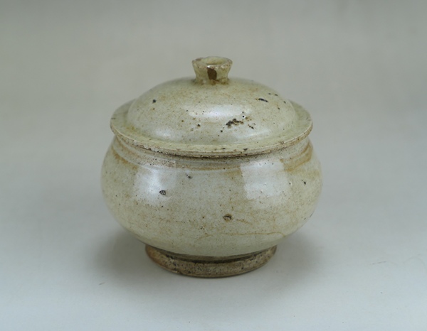 古玩陶瓷精品:明代龍泉青瓷缽式蓋罐（1368年~1644年）拍賣，當前價格77元