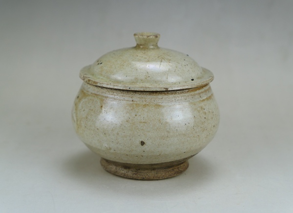 古玩陶瓷精品:明代龍泉青瓷缽式蓋罐（1368年~1644年）拍賣，當前價格77元