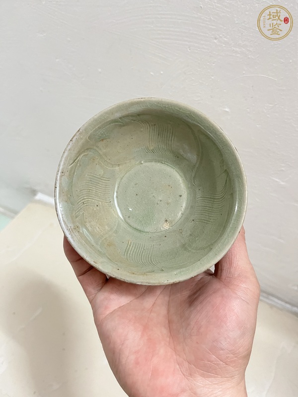 古玩陶瓷龍泉青瓷刻花茶碗真品鑒賞圖