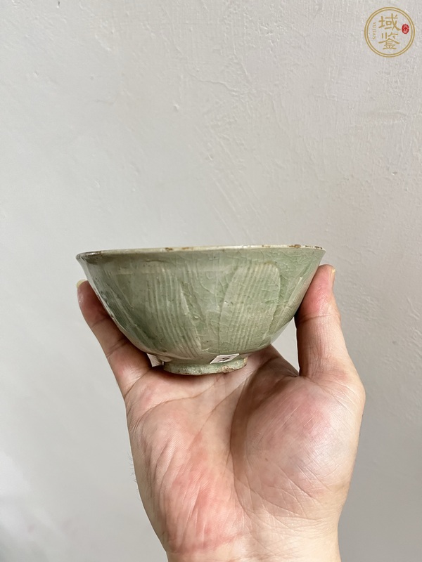 古玩陶瓷龍泉青瓷刻花茶碗真品鑒賞圖