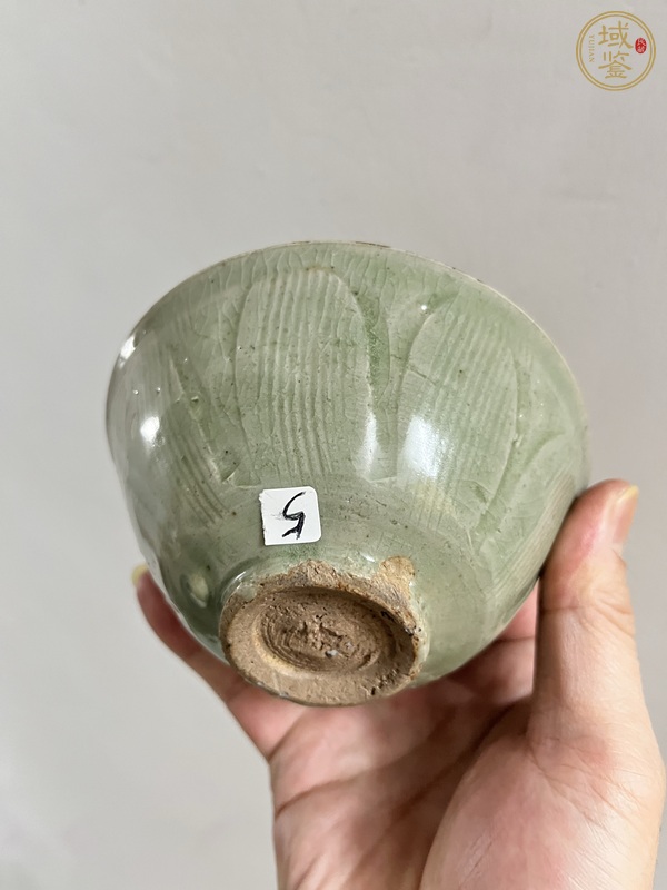 古玩陶瓷龍泉青瓷刻花茶碗真品鑒賞圖