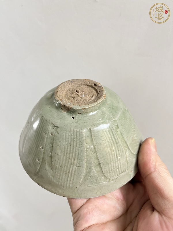 古玩陶瓷龍泉青瓷刻花茶碗真品鑒賞圖