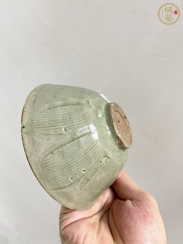 古玩陶瓷龍泉青瓷刻花茶碗真品鑒賞圖