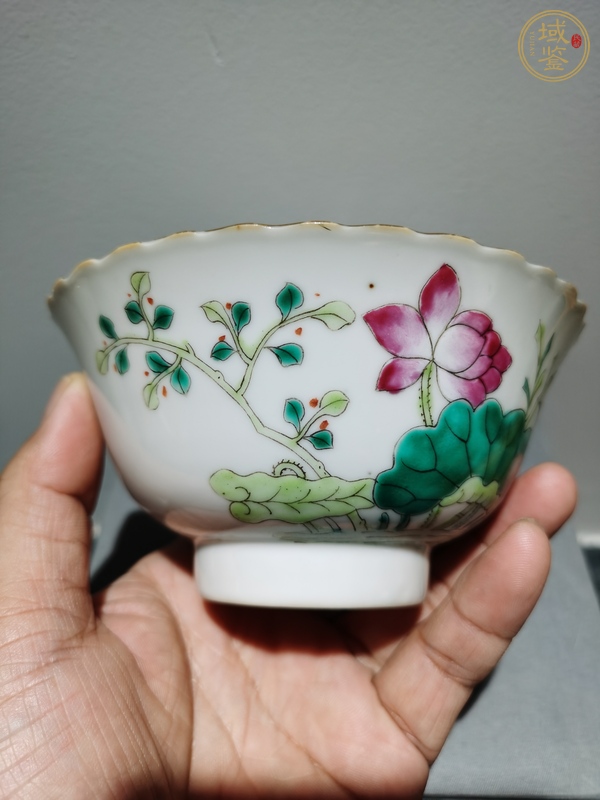 古玩陶瓷粉彩花卉花口碗真品鑒賞圖