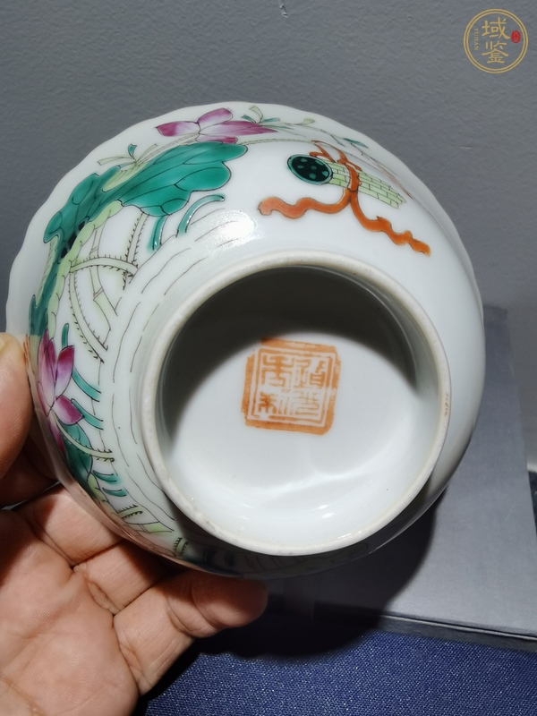 古玩陶瓷粉彩花卉花口碗真品鑒賞圖