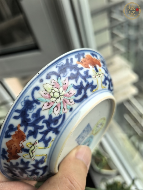 古玩陶瓷乾隆青花加彩盤真品鑒賞圖