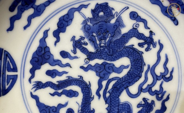 古玩陶瓷龍紋青花盤真品鑒賞圖