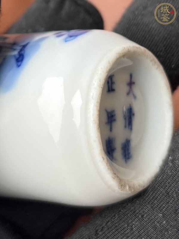 古玩陶瓷青花人物紋鼻煙壺真品鑒賞圖