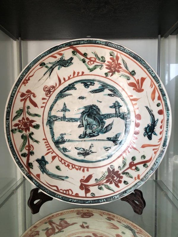 古玩陶瓷明晚期 紅綠彩 魚(yú)藻獅紋盤拍賣,當(dāng)前價(jià)格15000元