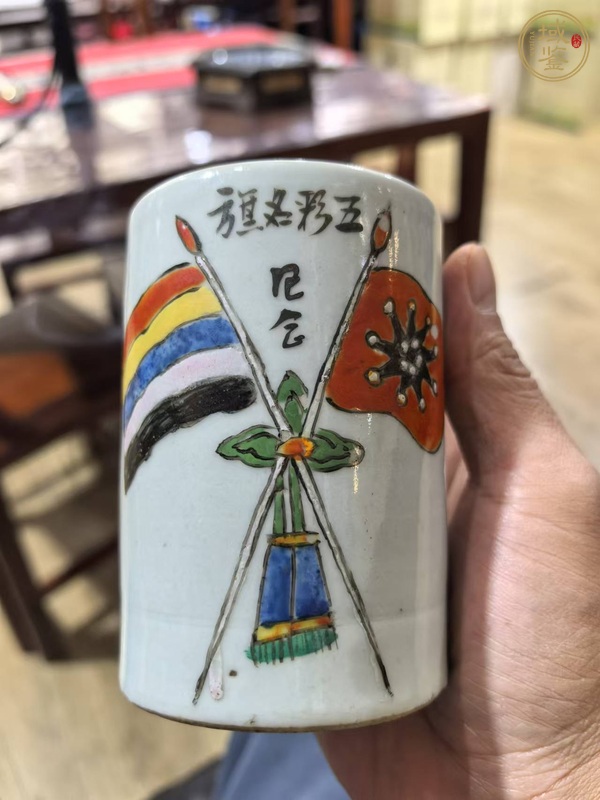 古玩陶瓷粉彩旗飾筆筒真品鑒賞圖