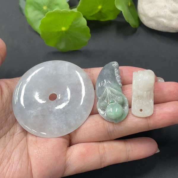 古玩玉器153天然翡翠掛墜一組3件一手走拍賣,當(dāng)前價(jià)格290元