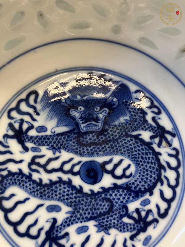 古玩陶瓷玲瓏瓷青花碗真品鑒賞圖