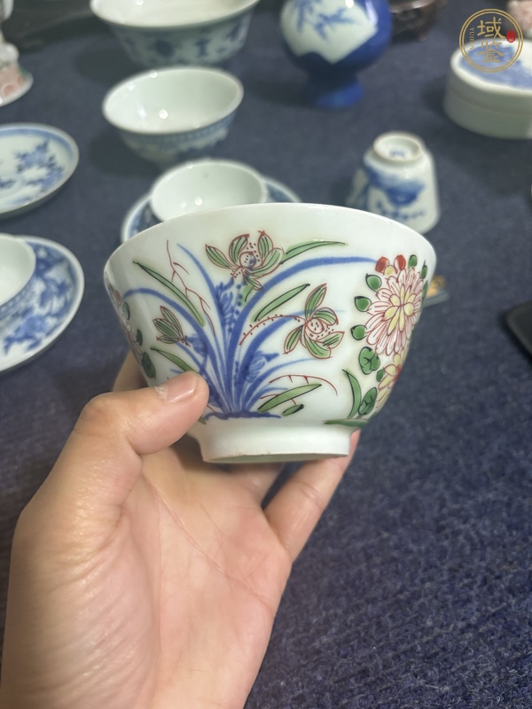 古玩陶瓷日本明治青花彩繪花卉紋茶碗真品鑒賞圖